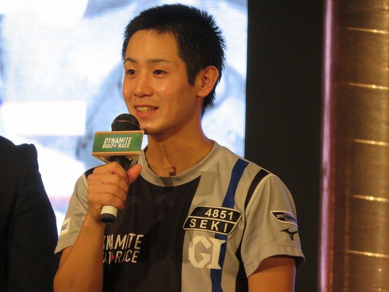 浜名湖競艇場で2018年に行われたヤングダービーの優勝者インタビューに答える関浩哉選手