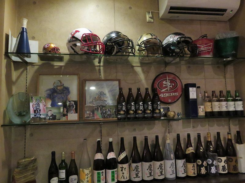 江戸川区松江の焼肉屋「成光苑」の店内に飾られているアメフトのヘルメットとお酒