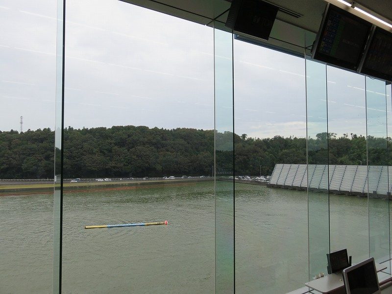 三国競艇場3階指定席から見える水面１マーク側