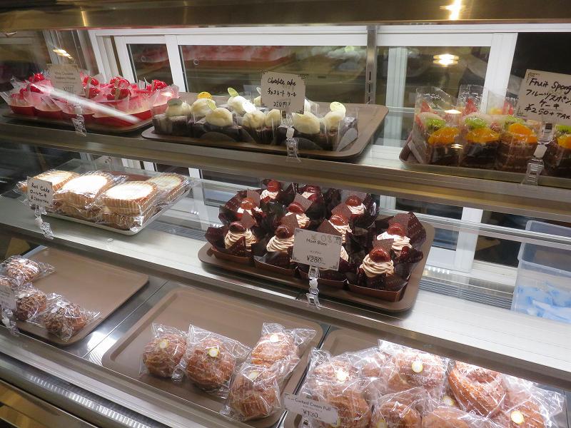 東京ジャーミイ1階ハラールマーケットで売られているケーキ