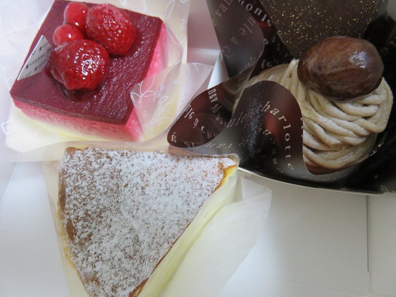 東京ジャーミイ1階ハラールマーケットで売られているモンブラン、チーズケーキ、ホワイトチョコのラズベリームース