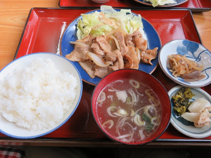 多摩川競艇場前の定食屋「大むらや」の豚生姜焼き定食（700円）