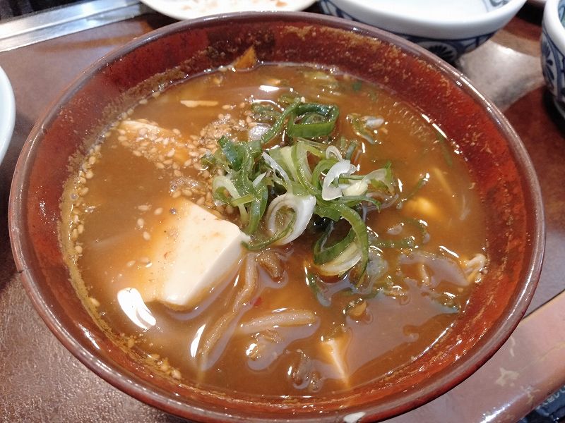広島県広島市にある、ボートレーサー山口剛選手の実家「焼肉上海」の具だくさんチゲスープ