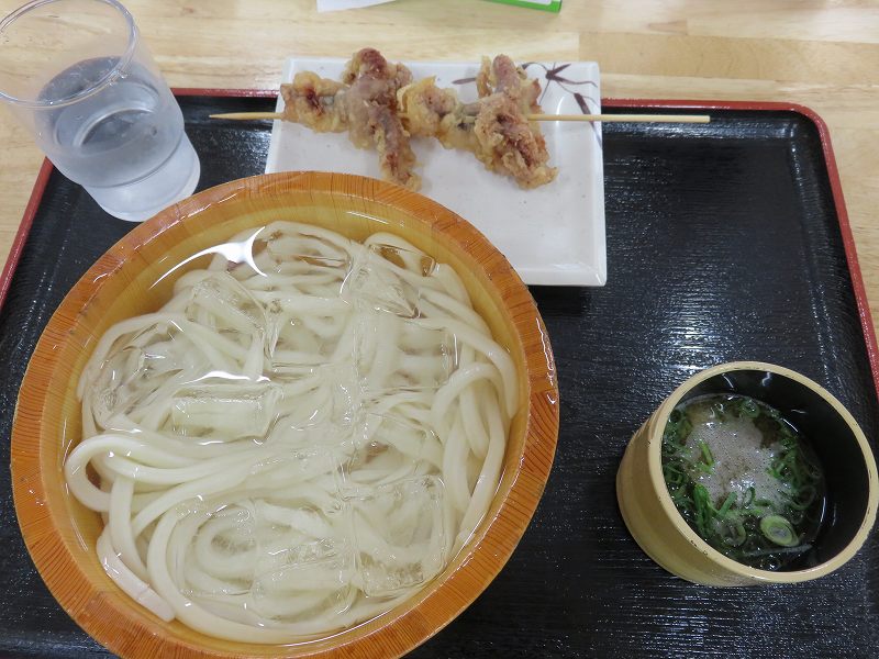 宇多津町の坂出インター近くにある「セルフうどん麺太郎」の冷やしうどんとイイダコの天ぷら