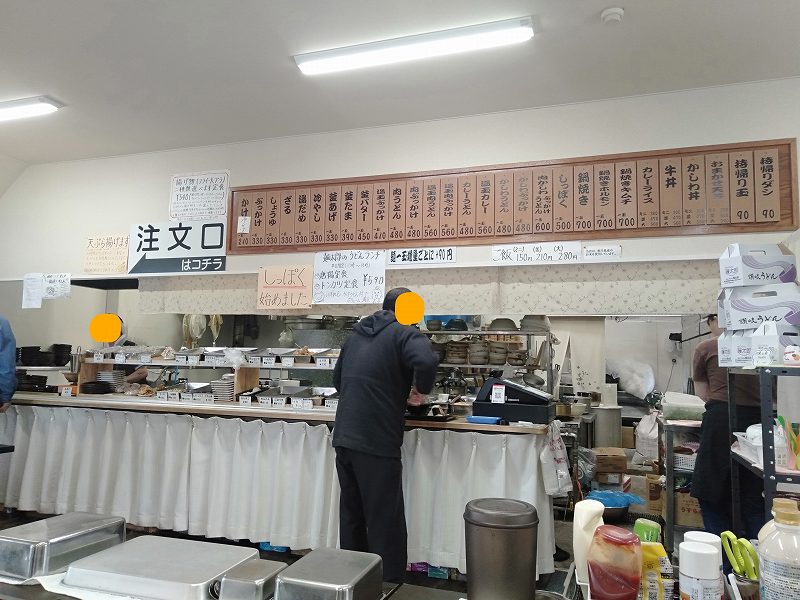 宇多津町の坂出インター近くにある「セルフうどん麺太郎」の店内のようす