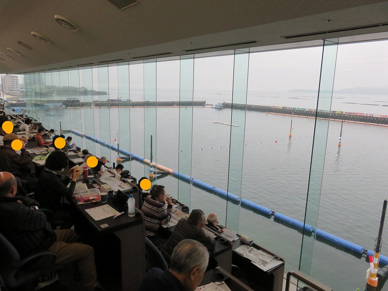 宮島競艇場の4階指定席フロアにある「アゼリアフロア」の席
