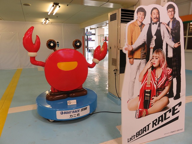ボートレース三国の場内に展示されているマスコットキャラクター「カニ坊」