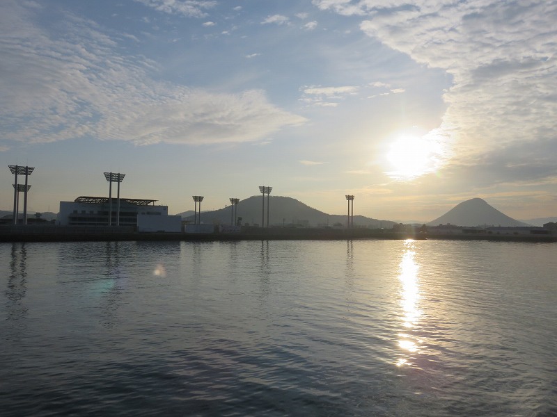 丸亀港から本島へ向かうフェリーのデッキから見える飯野山とボートレースまるがめ