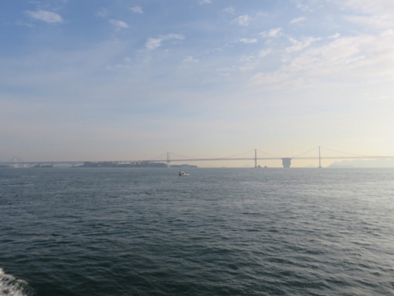丸亀港フェリーターミナルから本島へ行くフェリーから見える瀬戸大橋