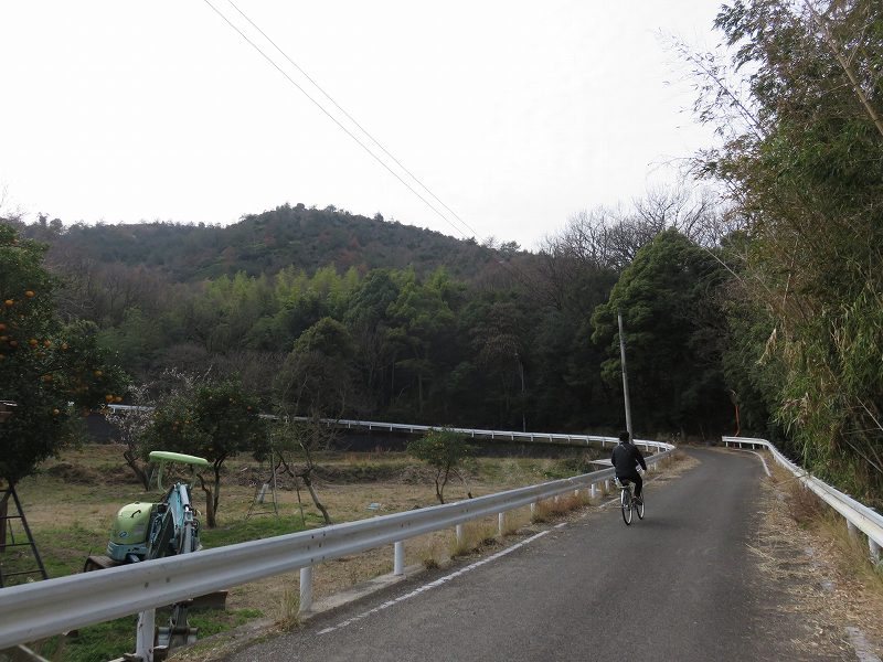 本島の山の中を自転車で走るようす