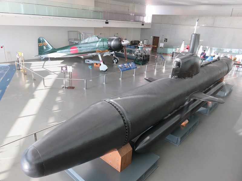呉市「大和ミュージアム」に展示されている特殊潜航艇「海龍」と零式艦上戦闘機六二型