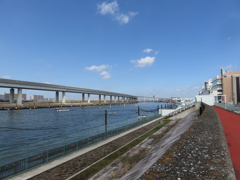 堤防の上から見た江戸川競艇場の競争水面