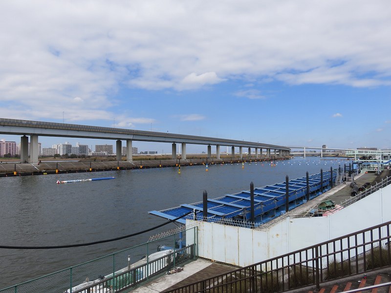 堤防の上から見た江戸川競艇場の競争水面とピット