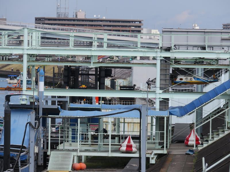 堤防の上から見た江戸川競艇場のピット