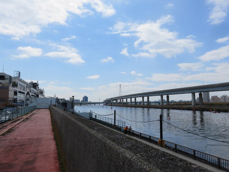 堤防の上から見た江戸川競艇場の競争水面1マーク側