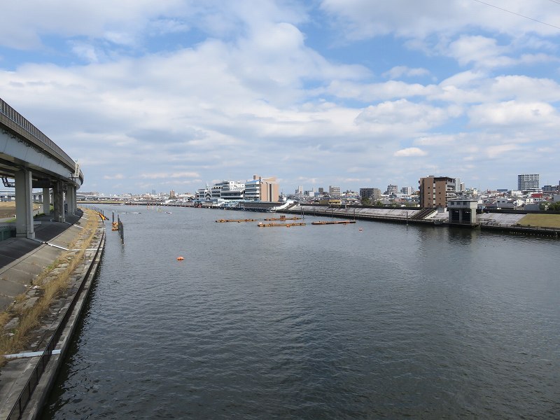 新大橋通りから見た中川と江戸川競艇場