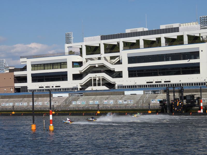 首都高速の下の道から見た江戸川競艇場と競争水面