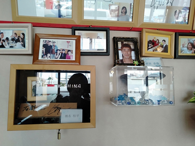 「こうたのらーめん屋さん」の店内に飾られている競艇選手のサインや写真