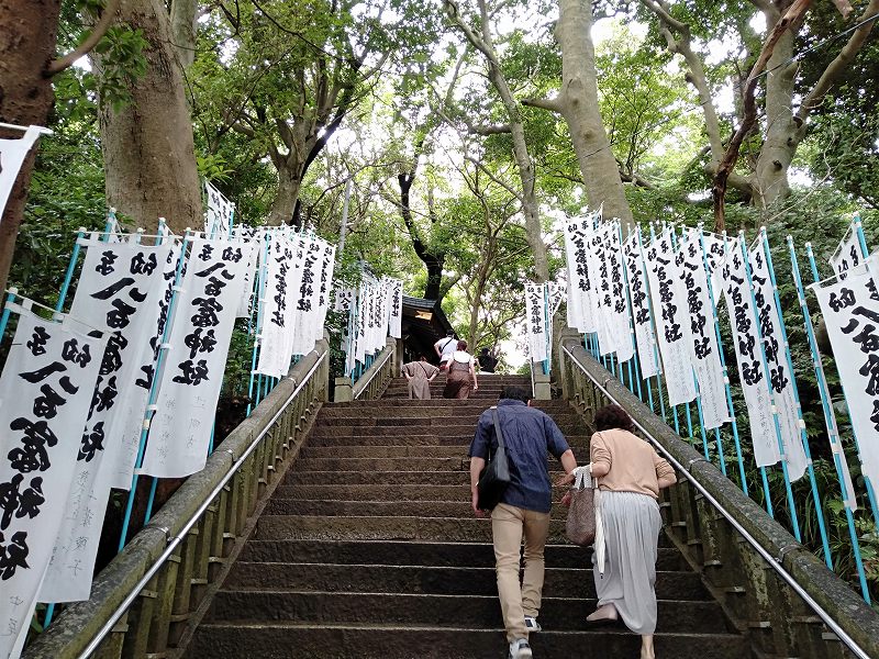 蒲郡の竹島にある八百富神社入り口の階段