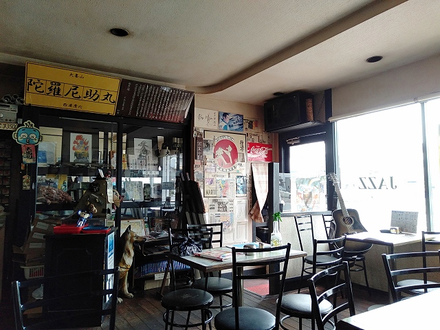 蒲郡駅前の喫茶店「茶太郎」の店内のようす
