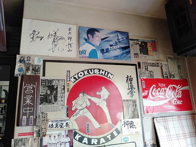 蒲郡駅前の喫茶店「茶太郎」の店内に貼られている競艇選手のサインや新聞記事