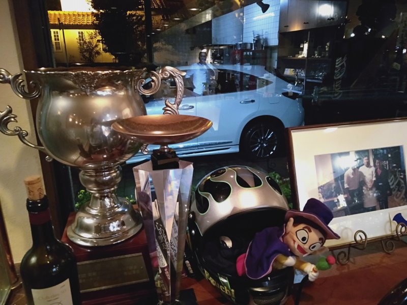 洋風居酒屋カバレ―に飾られている江口晃生選手の優勝トロフィーとヘルメット