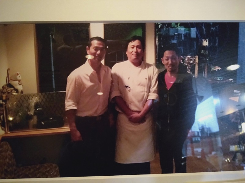 洋風居酒屋カバレ―に飾られている桑田真澄さん、マスター、江口晃生選手の写真