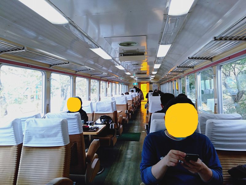 「列車のレストラン清流」の車内のようす