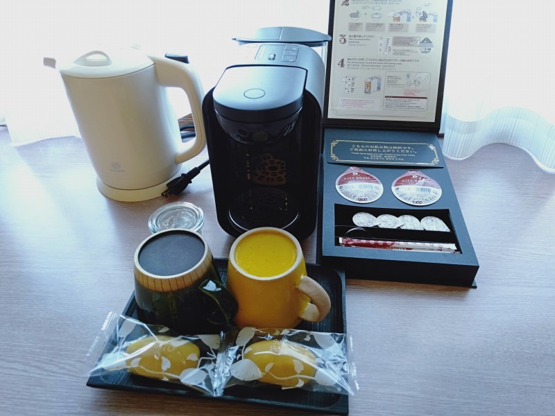 伊香保温泉の洋風旅館ぴのんの部屋に置いてあるコーヒー・紅茶・お菓子
