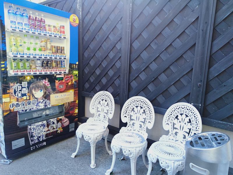 伊香保温泉の洋風旅館ぴのんの通用口にある喫煙所と自動販売機
