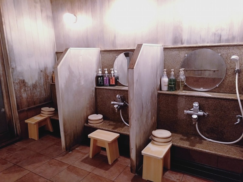 伊香保温泉の洋風旅館ぴのんの女湯の洗い場