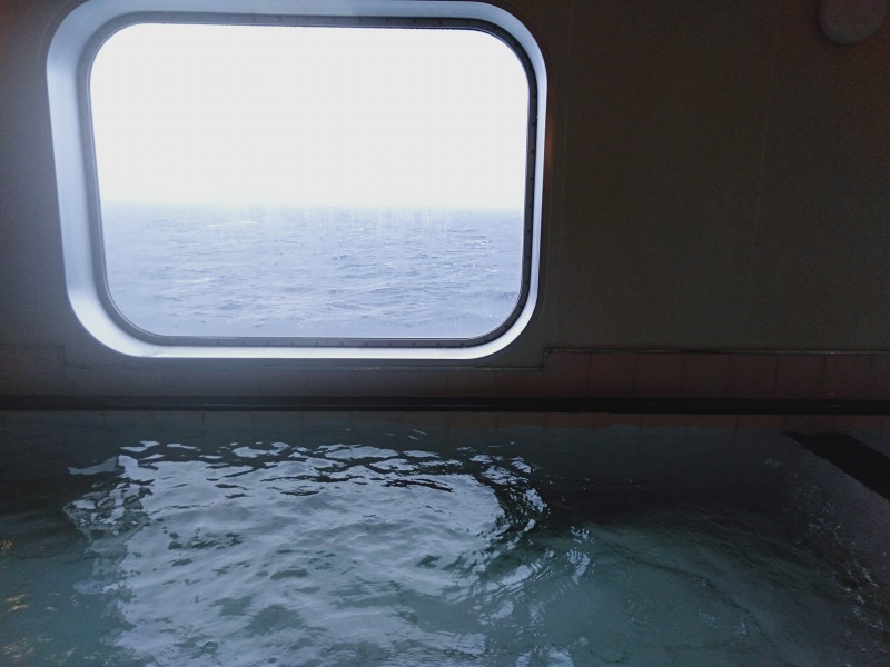 オーシャン東九フェリー「りつりん」の女湯の湯舟から見える景色