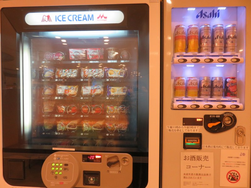 オーシャン東九フェリー「りつりん」のアイスとビールの自動販売機