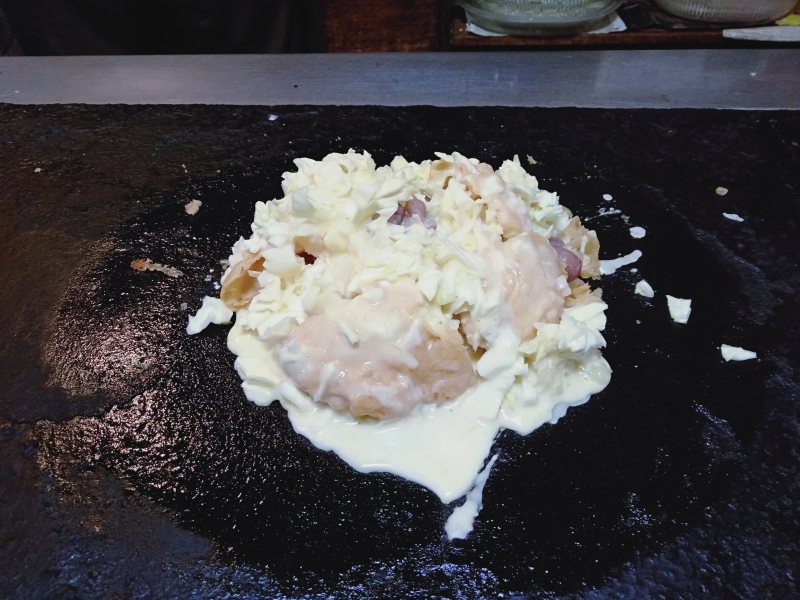 徳島市のお好み焼き屋「いか十」の「豆天玉」を作っているようす