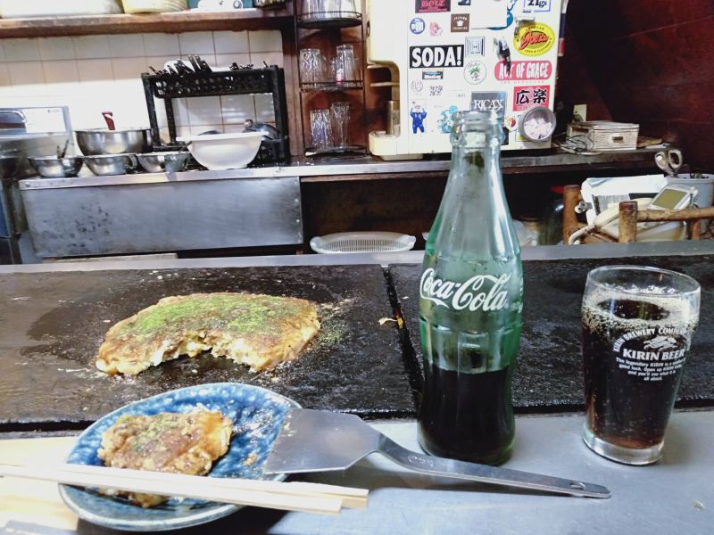 徳島市のお好み焼き屋「いか十」の「豆天玉」とコーラ