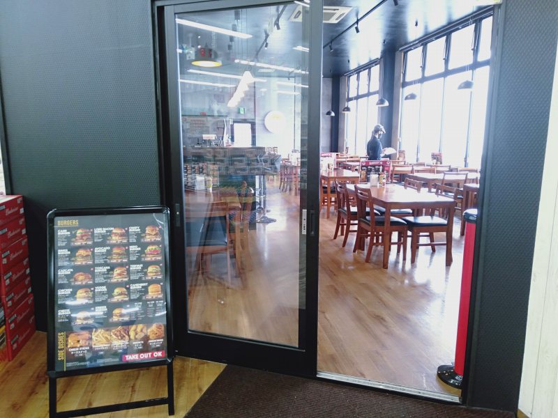 スーペルメルカード・タカラに併設されているハンバーガー屋