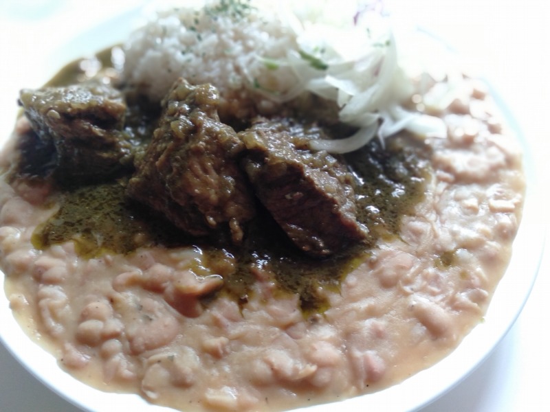 ペルー料理「タクタク」のフレホル・コン・セコン（豆と牛肉）